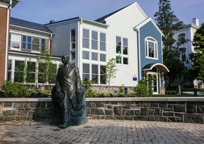 An image of Eisenhower statue in front of a campus building.