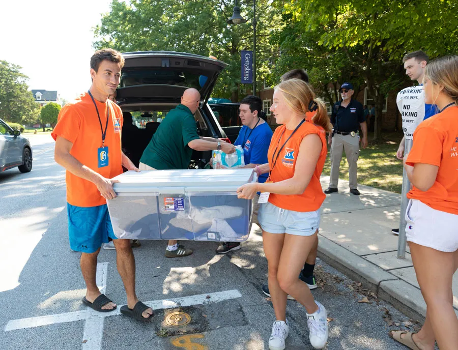 Gettysburg students unloading student posessions out of the back of a car