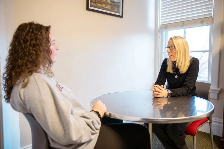  Advisor Cara Smith meets with women’s soccer goalie Alex Jurow ’27
