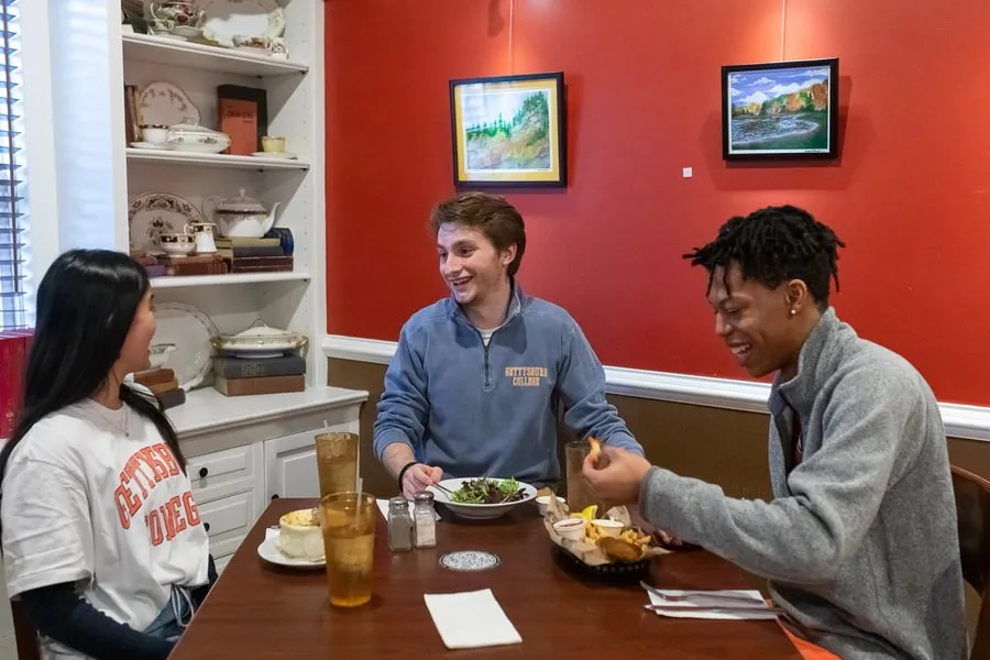 Students enjoy dinner at Garryowen Irish Pub in Gettysburg.