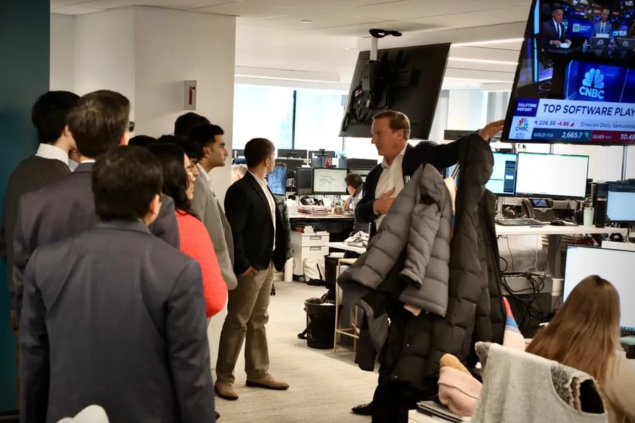 Brian McIntosh ’01 leads Gettysburg College students on a trading floor tour at Piper Sandler.
