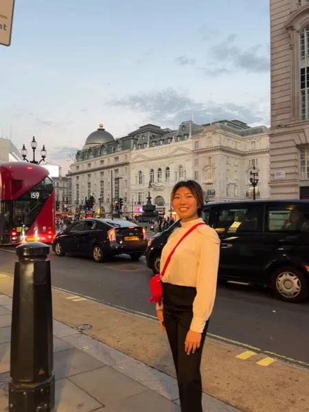 Hana Konno ’25 by Piccadilly Circus 