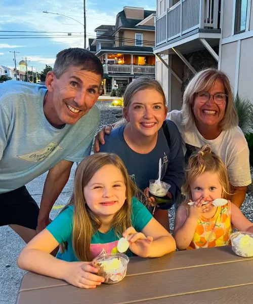  Cantele alongside husband Mike Cantele ’88, daughter Ashlie Cantele ’15, and her granddaughters.
