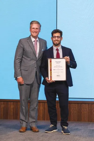 Brin Freund ’06 (right) receives the 2023 Mayo Clinic School of Continuous Professional Development’s Outstanding Faculty Award.