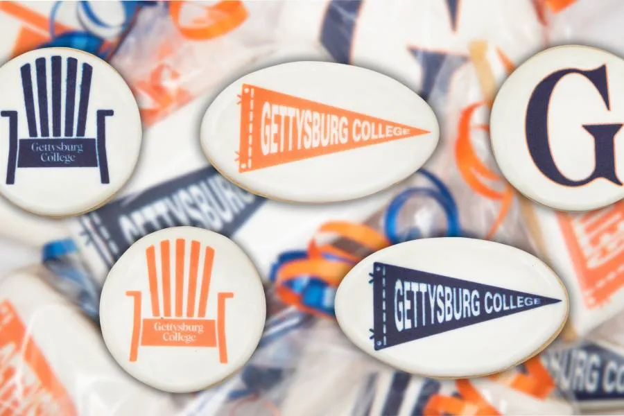 Student holds Gettysburg-themed cookie during Gettysburgives fundraiser.