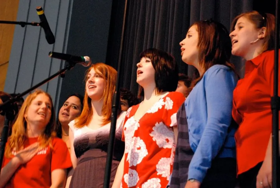 Kate Anderson ’09 (back left) performs with the a cappella group Four Scores.