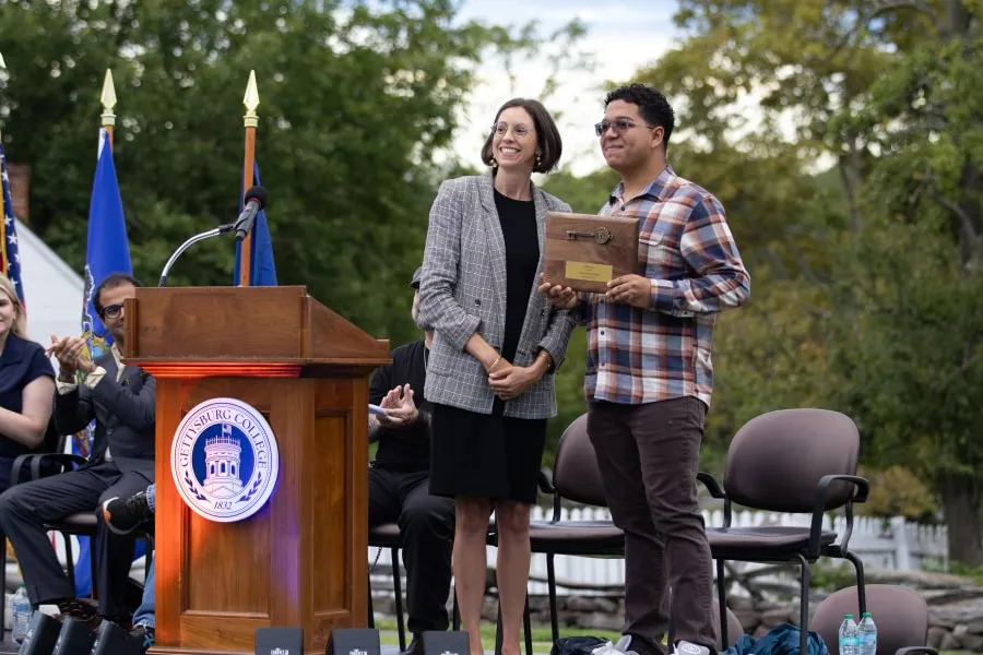  Gettysburg Mayor Alison Lintal presents Alessandro Araujo ’30 with the key to Gettysburg.