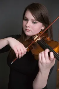 Student playing the violin.