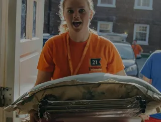 A student moving into her dorm room.